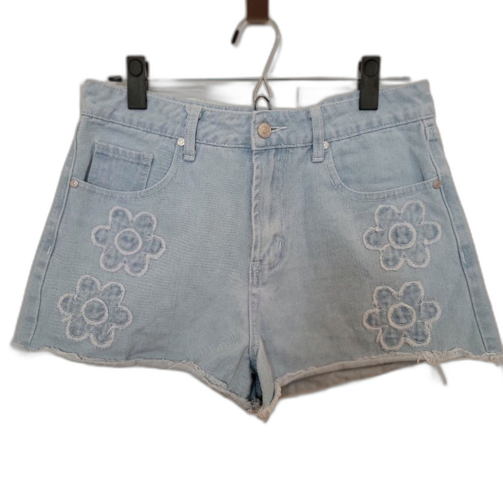 Cali 1850 Light Wash Cut Off Shorts with Embroider Flowers Size 9 - Picture 3 of 6